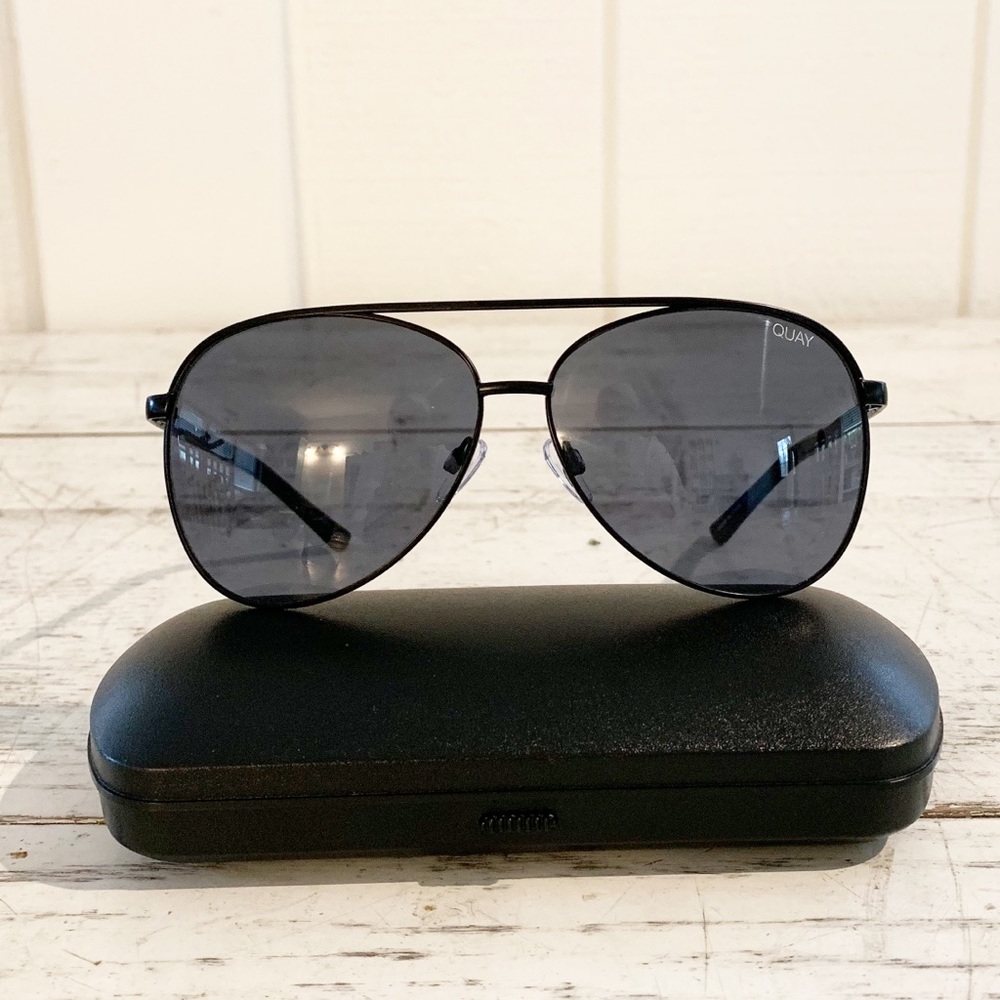 Quay Australia Vivienne Black Frames/Black Lens